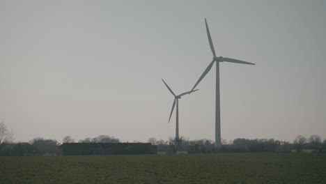 molino de viento giratorio en dinamarca. grabación en cámara lenta