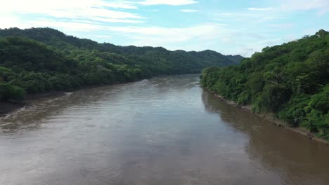 Drohne-Luftaufnahme-Des-Magdalena-flusses-Und-Der-Landschaft-Der-Tolima-region,-Kolumbien