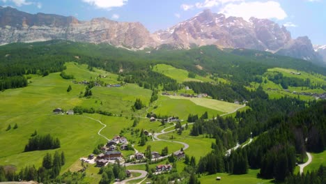 fotografía aérea de la aldea de la villa en el sur de tirol, italia, con hermosos hoteles, campos verdes y altas montañas