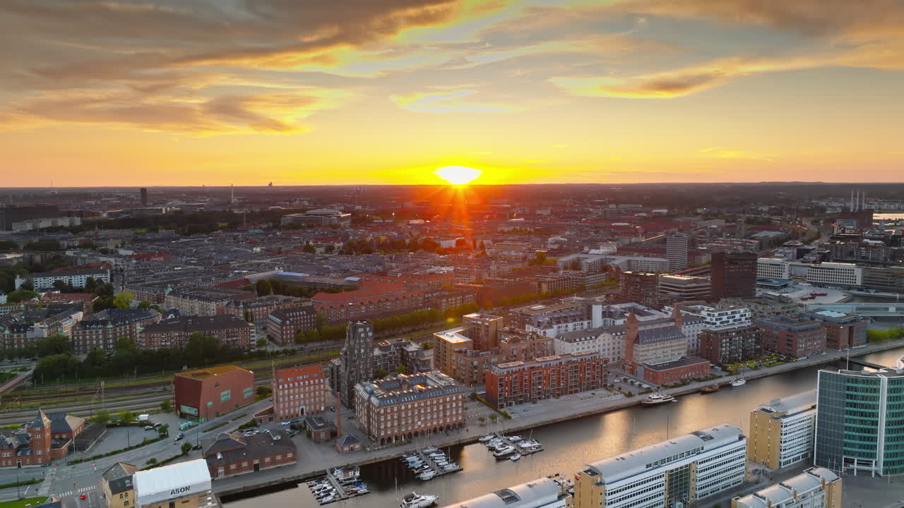 Vista aerea da drone della zona portuale di Nordhavn sulla costa dell'Øresund al tramonto