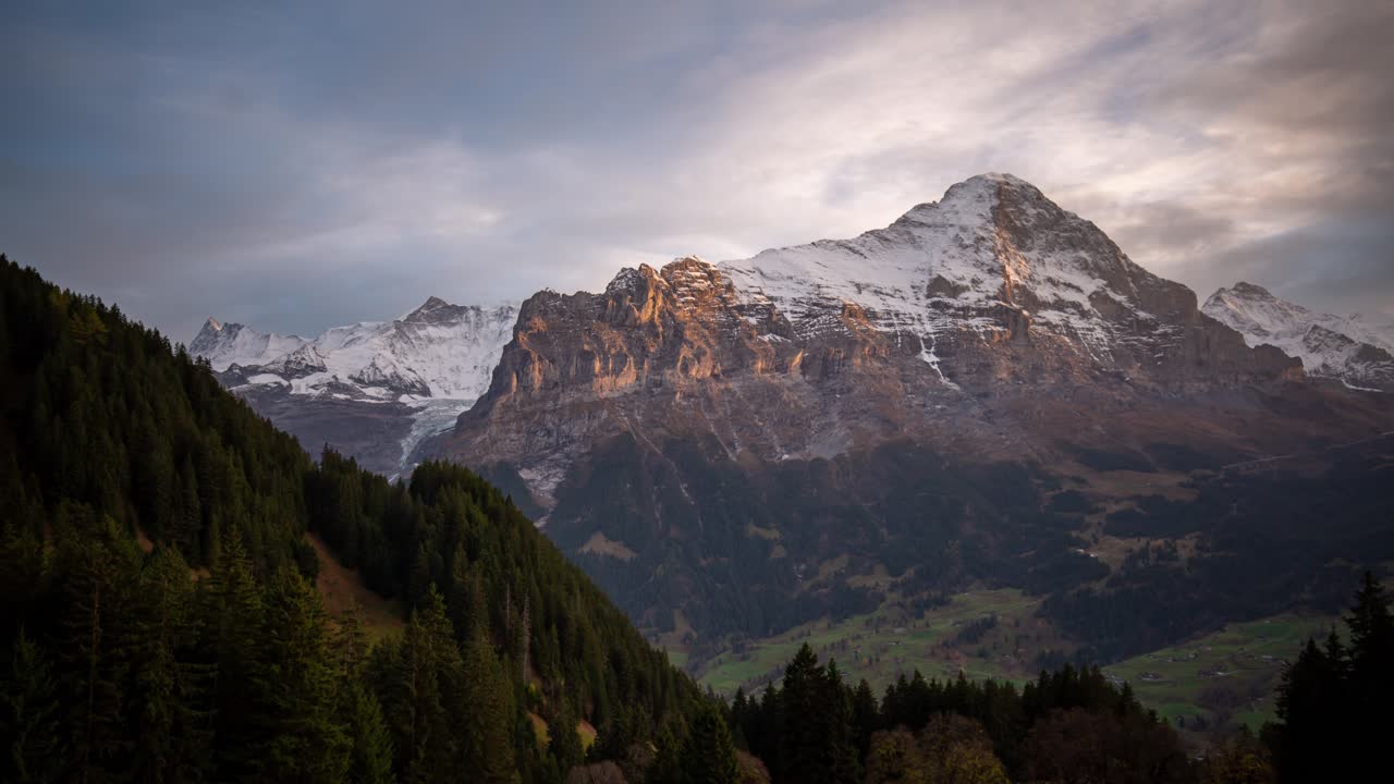 Timelapse Eiger dan pegunungan di sekitarnya di Grindelwald