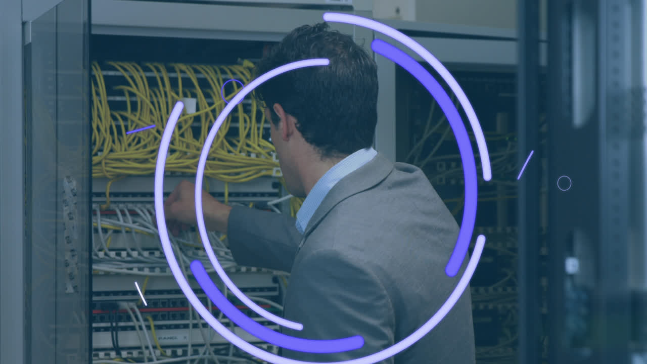 animación de formas violetas y ojo sobre la espalda de un hombre caucásico trabajando con servidores