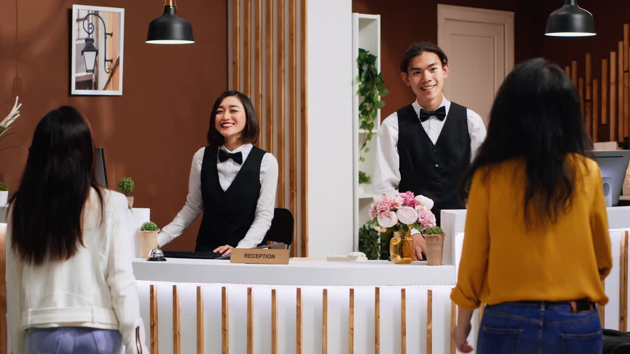 una mujer de vacaciones llega a la recepción de un hotel de cinco estrellas.