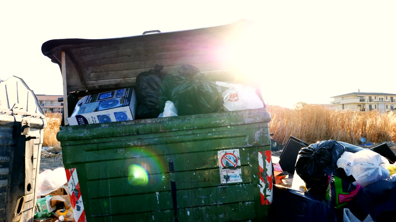 suciedad y basura abandonada en la carretera - agosto de 2017, calabria, italia