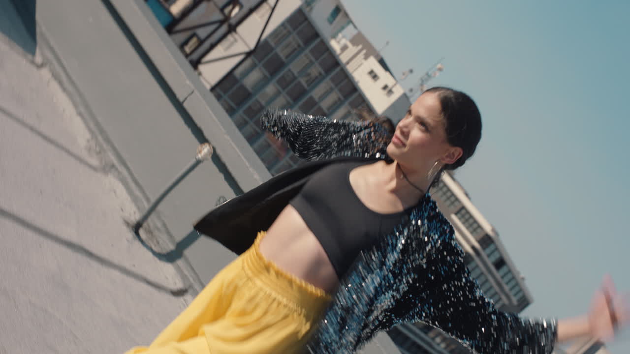 hermosa mujer bailando en el techo joven mujer brasileña realizando movimientos de danza latina en la ciudad