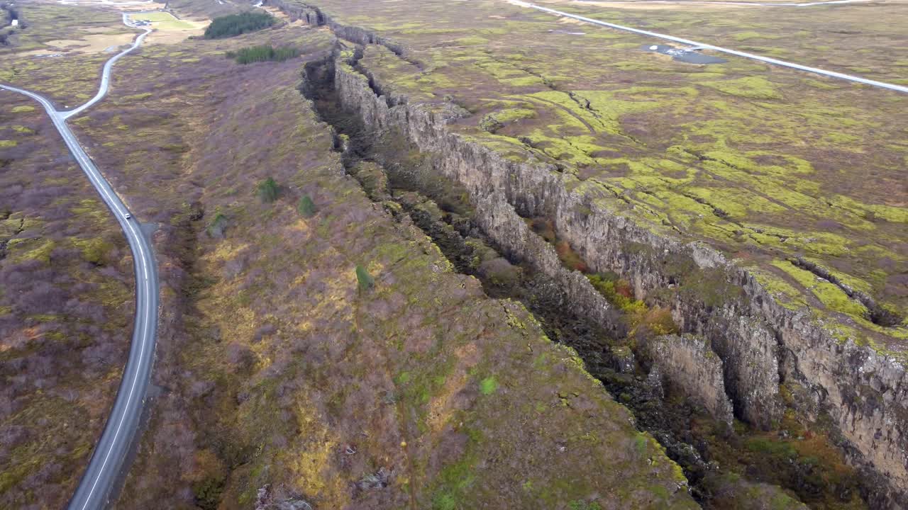 la placa tectónica bien visible en el parque nacional de thingvellir en islandia