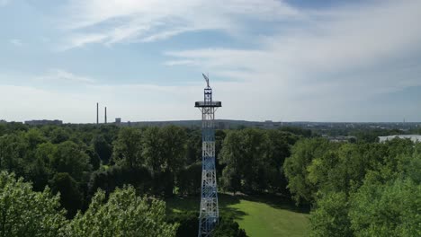 Vista-Aérea-De-La-Torre-De-Paracaídas-Ubicada-En-El-Parque.