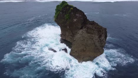 el blanqueo de las olas furiosas que se estrellan contra la roca del mar, el aire