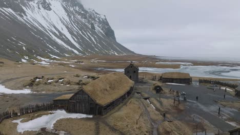 Vista-Aérea-Del-Asentamiento-De-La-Aldea-Vikinga,-Ubicación-De-Película-Abandonada-En-Un-Día-Húmedo-De-Primavera,-Disparo-De-Drones