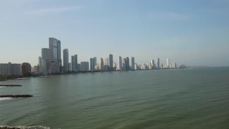 Vista-Aérea-Del-Horizonte-Moderno-De-Cartagena-En-La-Distancia