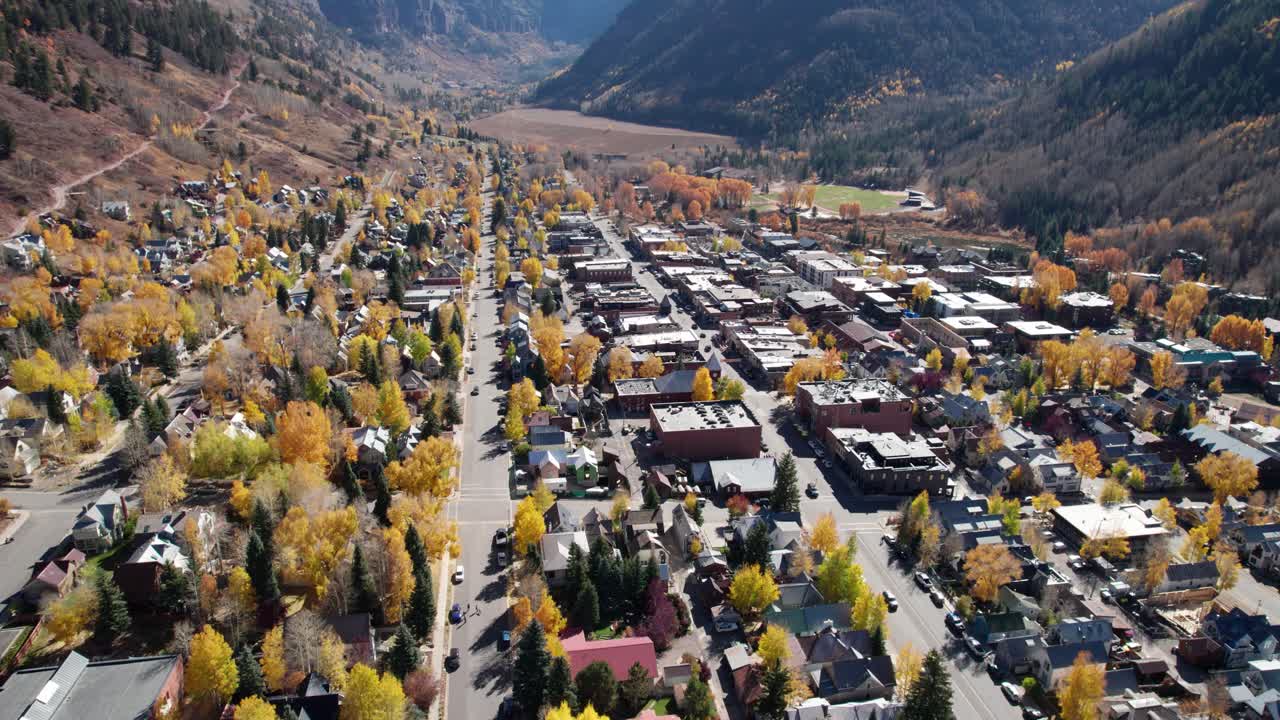 drone aéreo disparado en ángulo hacia abajo en la calle principal en telluride, co