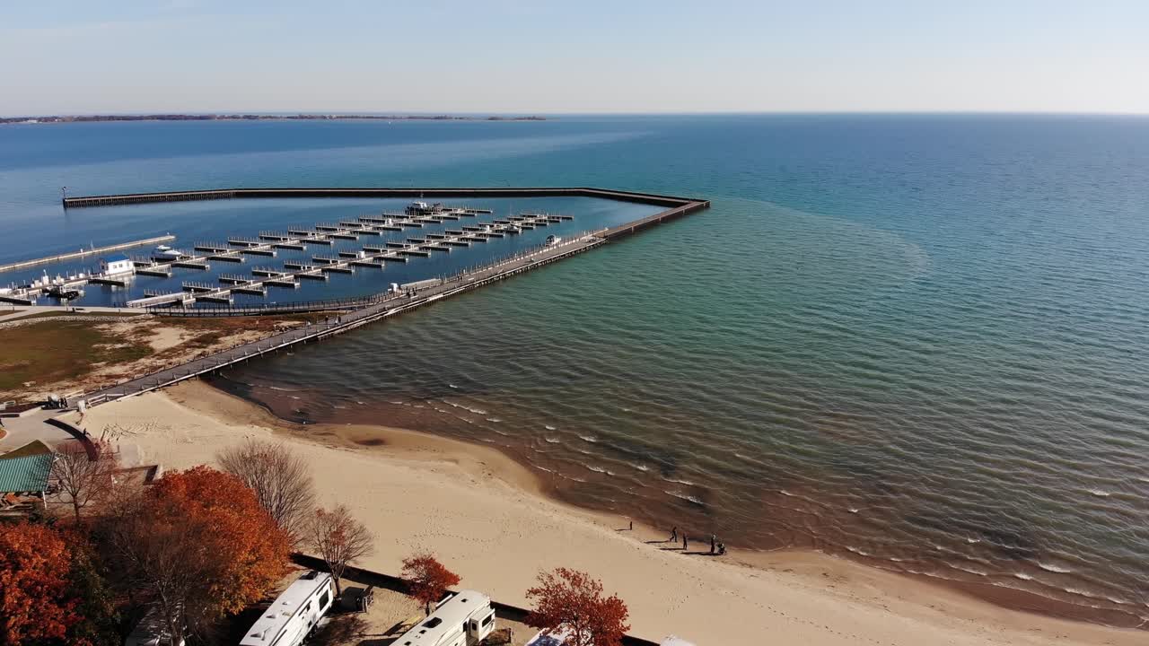 un amplio paso aéreo del puerto deportivo del parque del puerto en el lago huron en la ciudad de tawas, michigan en un día soleado de otoño