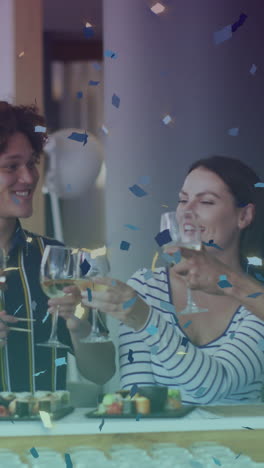 animación de icono de vidrio y confeti sobre felices amigos diversos comiendo sushi y bebiendo vino