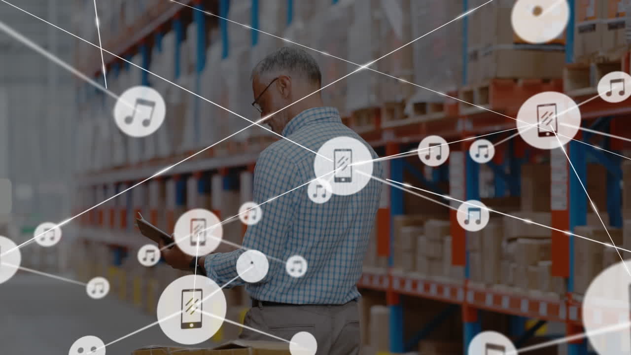 animación de la red de conexiones con iconos sobre el hombre que trabaja en el almacén