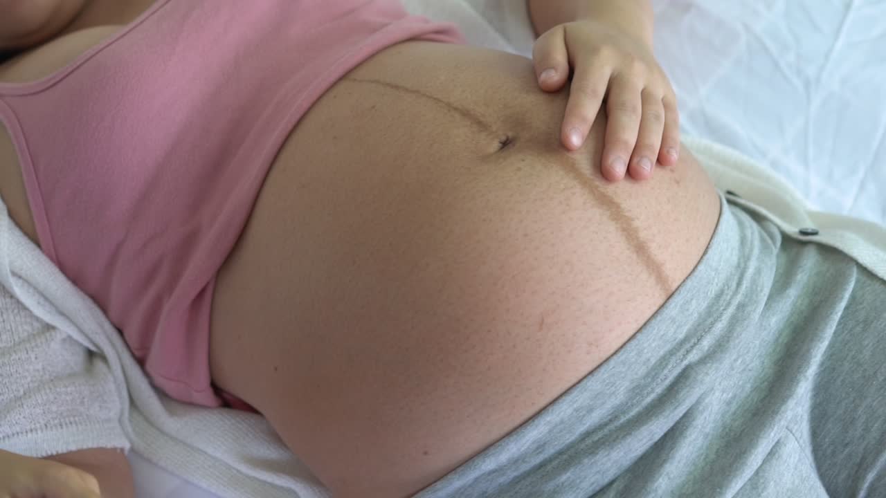 Donna incinta e medico ginecologo in ospedale