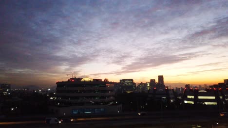 amanecer nublado en la ciudad