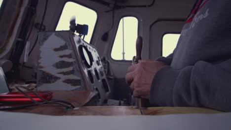 el capitán del barco al timón