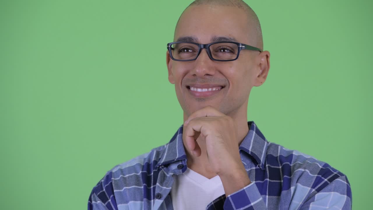 feliz hombre calvo feliz con gafas