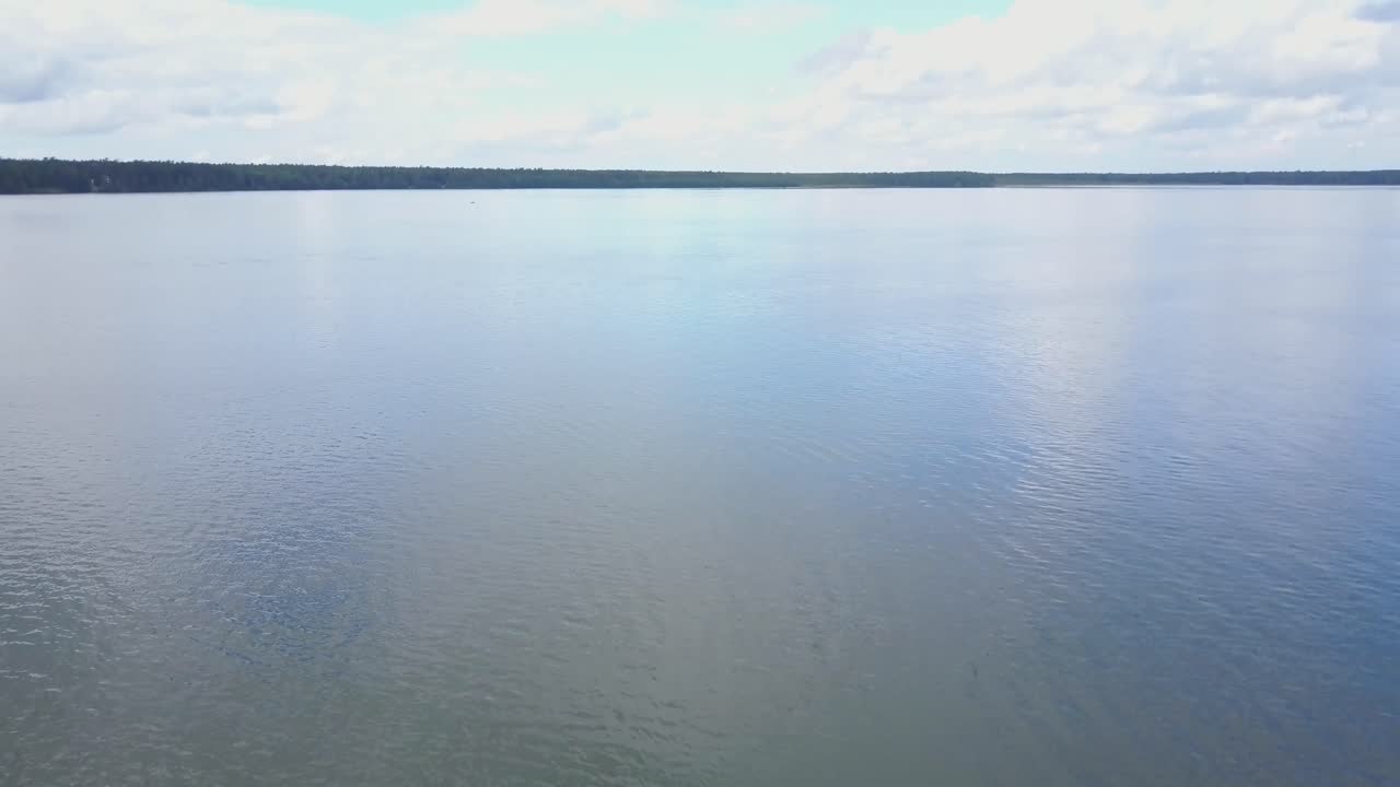 спокойный ландшафт на берегу озера