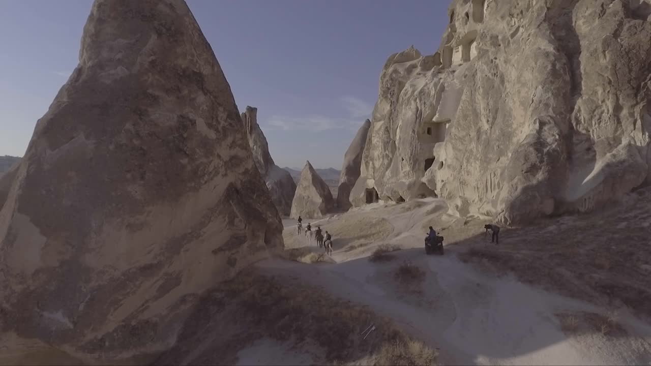 Vista aerea di turisti a cavallo in Cappadocia, Turchia