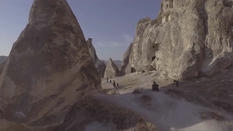 antena de turistas montando caballos paseos a caballo en capadocia, turquía