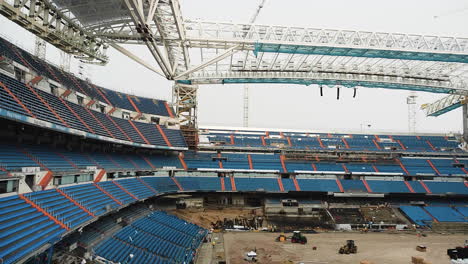 Equipo-Pesado-En-El-Trabajo-En-Un-Estadio-De-Fútbol-Abierto-En-Construcción-En-Madrid,-España