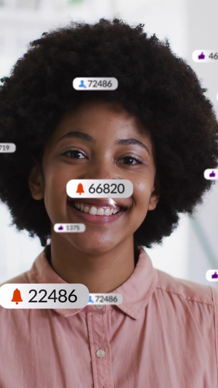 Vertikal video: Kvinde smiler, en klokke popper frem, hvilket får sociale badges til at hobe sig op omkring ansigtet og viser vækst.