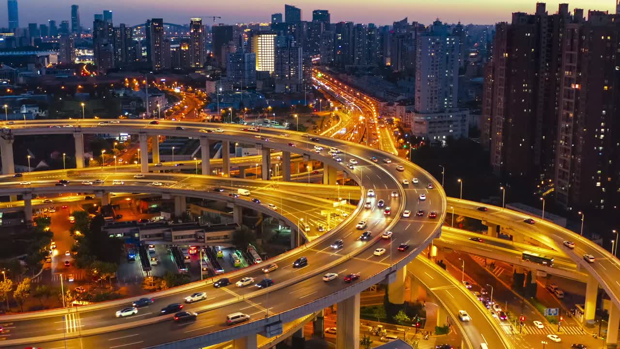 vista aérea de la carretera de la ciudad en shanghai por la noche.