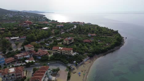 un exquisito video de dron 4k que muestra el esplendor de la playa de gerakini en yerakini, halkidiki, grecia, durante el día