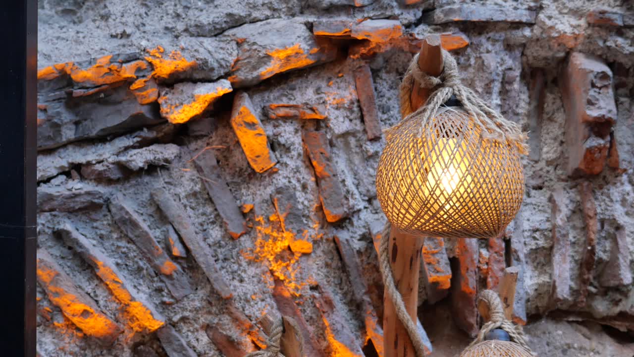 돌 벽 에 매달린 시골 의 대나무 등불