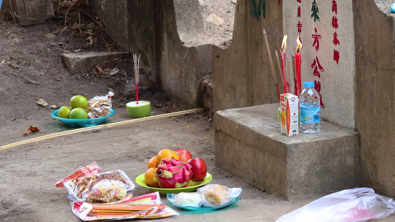 ofrendas y velas en la ceremonia de adoración de los antepasados