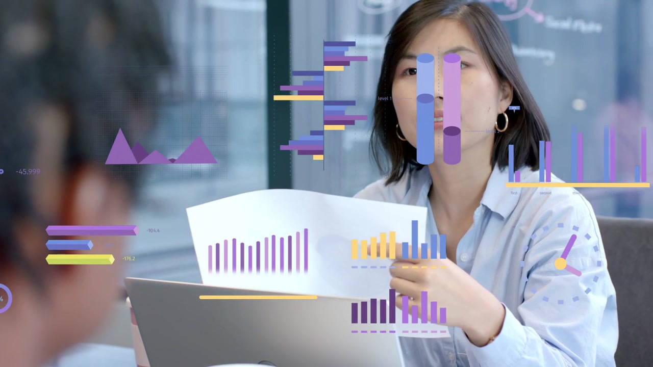 Colega hablando, mujer analista señalando un informe, explicando datos de negocios con gráficos animados.