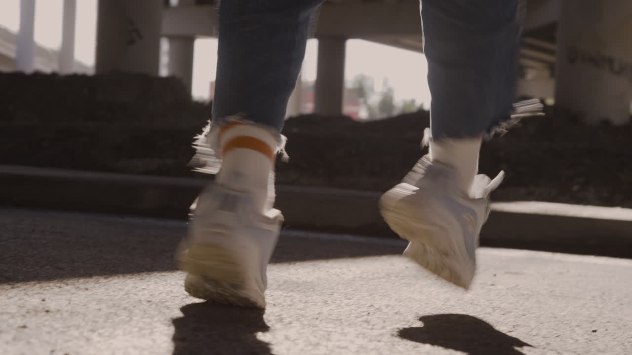 춤을 추는 젊은 여성