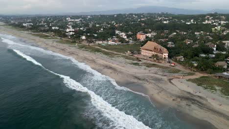 Imágenes-Aéreas-De-Drones-De-Puerto-Escondido-México-Oaxaca-La-Punta-Zicatela-Playa-De-Arena-Tropical