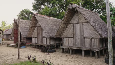 cabaña tradicional africana de madera hecha de palos