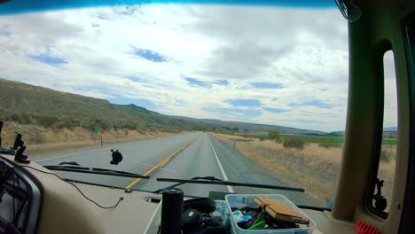 pov del pasajero mientras viaja en una clase a rv que conduce a lo largo de los acantilados y el río okanogan en las tierras altas de okanogan del estado central norte de washington