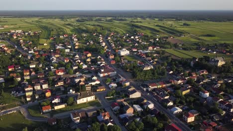 vista aérea de un pequeño pueblo en el campo de polonia, modliborzyce