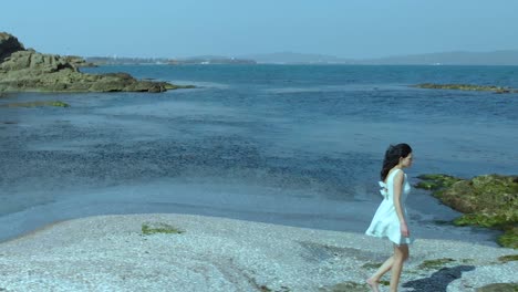 Zeitlupenaufnahme-Eines-Hübschen-Mädchens-Im-Weißen-Kleid,-Das-Am-Strand-Spazieren-Geht-4