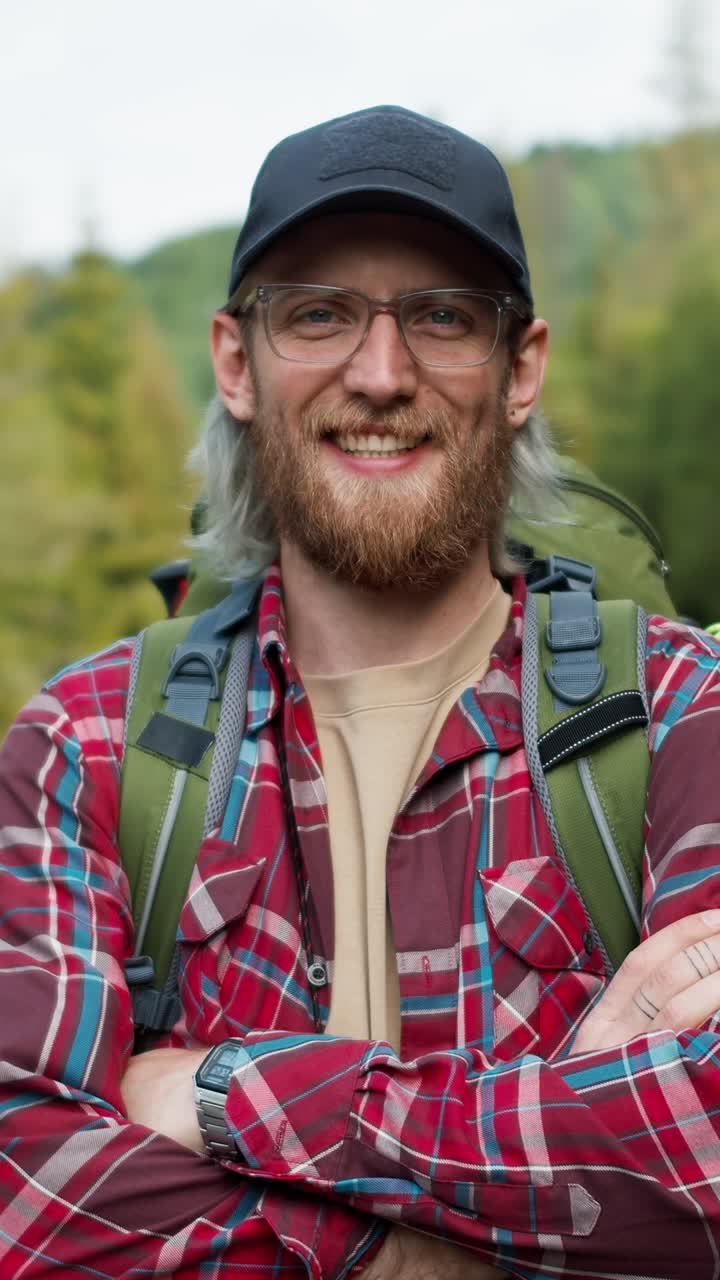 Smilende vandrer med rygsæk
