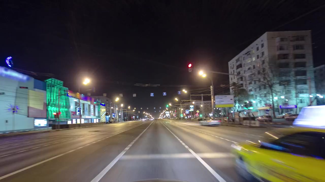 Guida attraverso il traffico di auto nelle strade di Mosca, timelapse hyperlapse di notte, Russia. Via Tverskaya vicino al Cremlino, parte 5.
