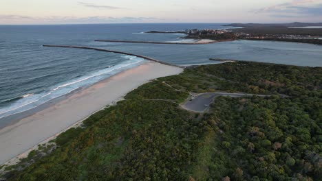 la playa de iluka y la reserva natural de iluka - el río clarence en los ríos del norte, australia