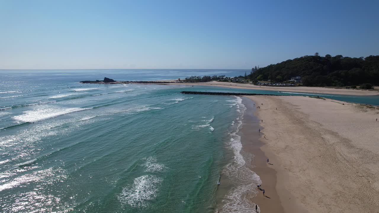 Vista aerea di una splendida spiaggia in una giornata di sole