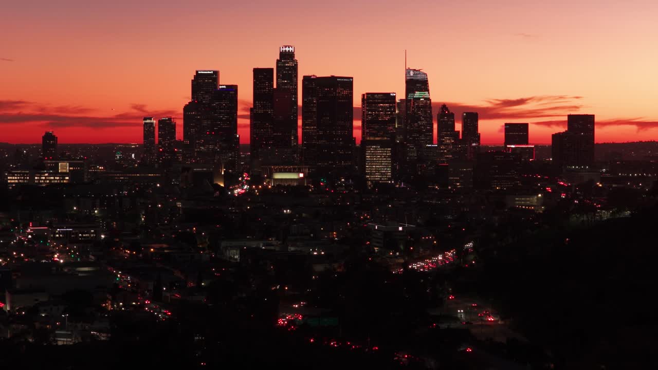 Tomada aérea em close-up descendente do centro de Los Angeles com um céu resplandecente na hora mágica, no sul da Califórnia. 4K.