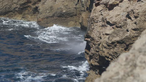 Olas-Rompiendo-Contra-Los-Acantilados-Y-Creando-Una-Explosión-De-Agua