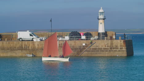 un velero típico navegando en un día soleado en st