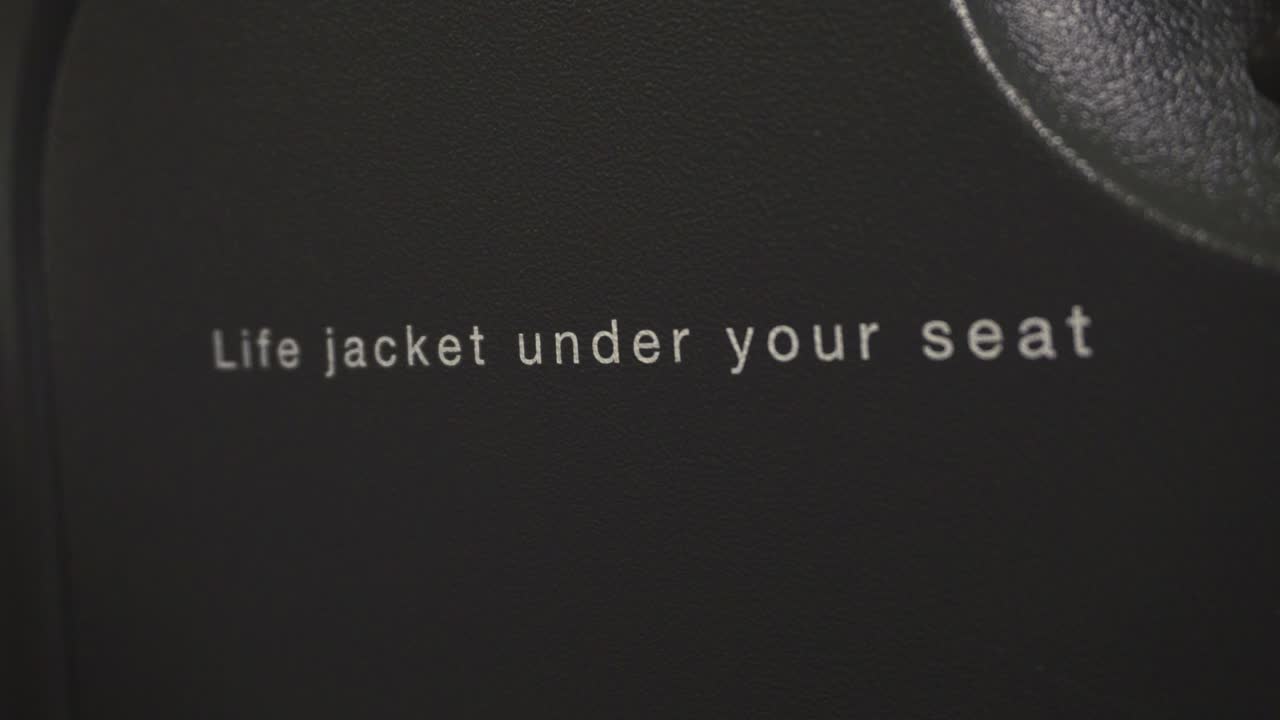 mensajes de seguridad en la parte trasera del asiento del avión-1