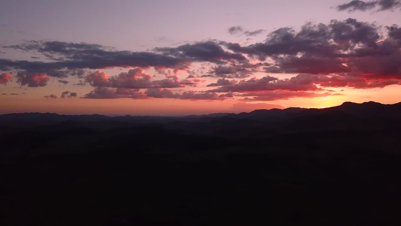 Plan aérien ralenti 4K de collines au coucher du soleil estival au Brésil