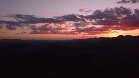 cámara lenta 4k toma aérea de colinas en el atardecer de verano en brasil
