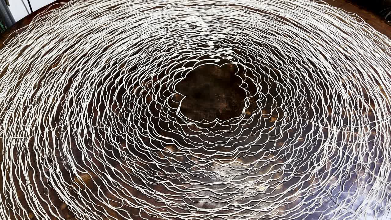 시럽에 구워진 개진 반죽, 어진 견과류로 여