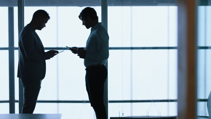 uomini d'affari che si incontrano in ufficio uomo d'affari dirigente che ha una conversazione con il cliente sul posto di lavoro 4k